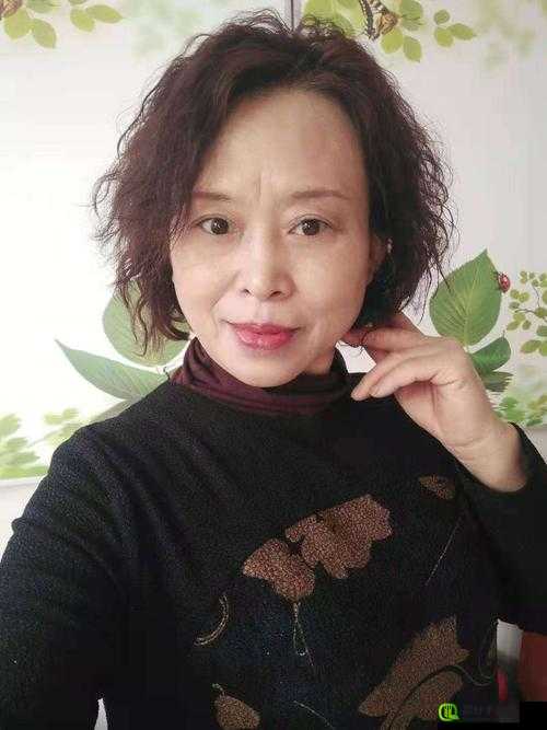 老年妇女着多色服引发关注